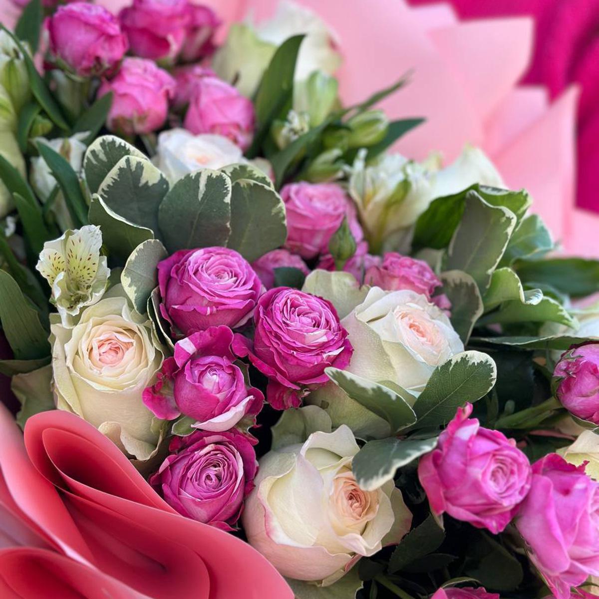Букет с разноцветными розами и альстромериями